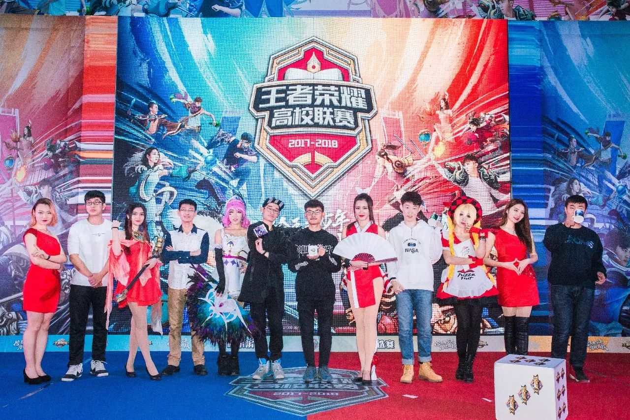 西蒙斯陷入 西蒙斯陷入